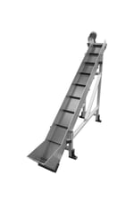 Sluttande bandtransportör med medbringare
