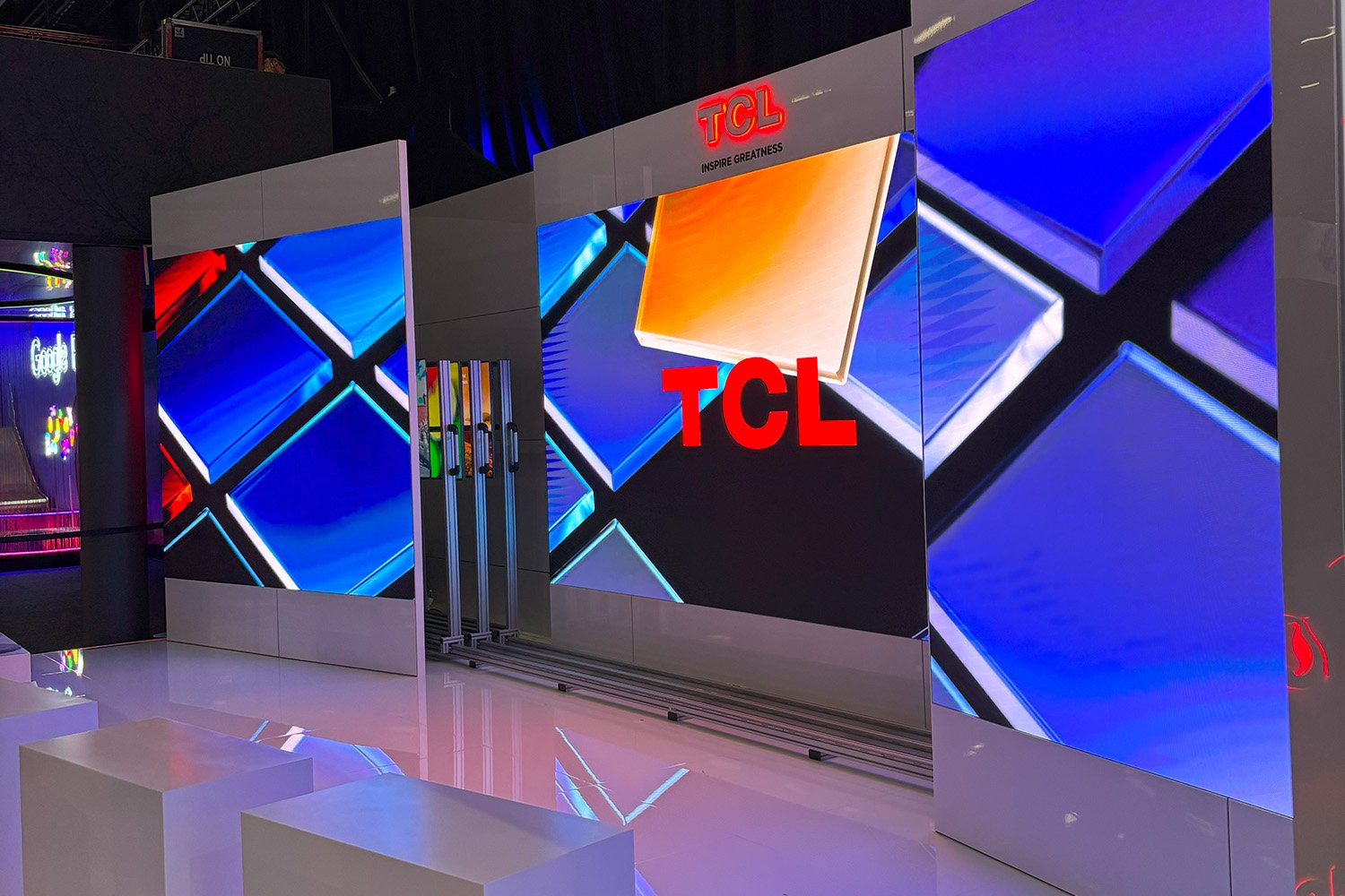  Palkittu messuosasto liikuteltavilla televisioilla