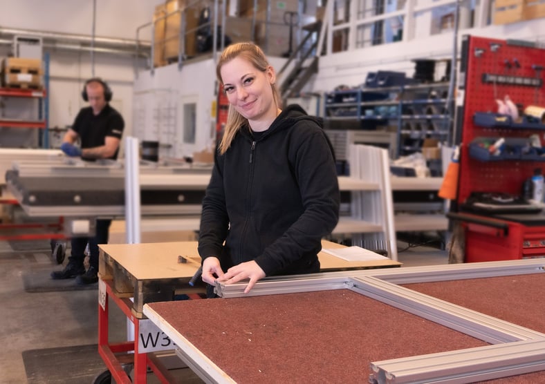 Matilda kokoaa alumiinirakenteita Rollcolla