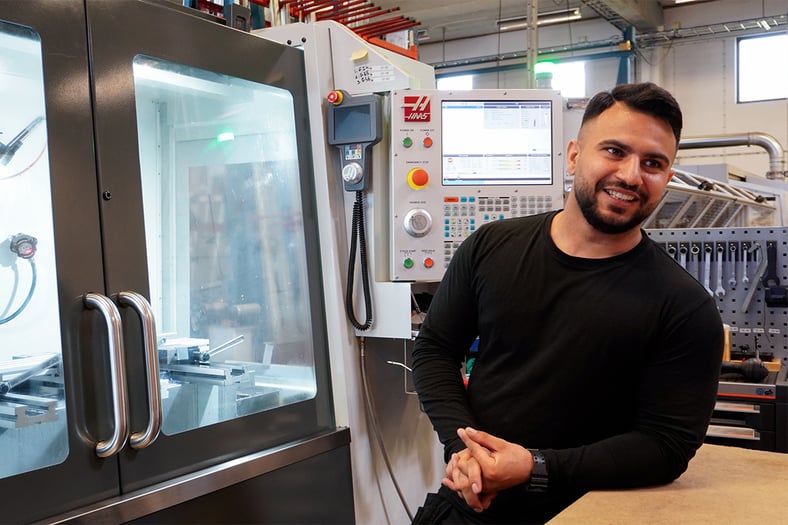 Hamed käsittelee alumiiniprofiileja